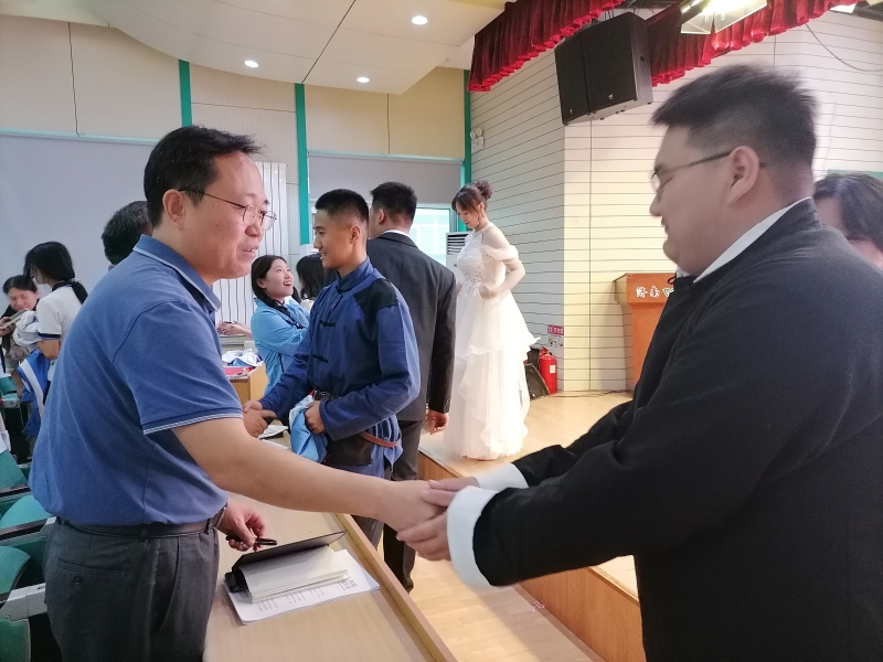 演员与领导亲切握手.jpg